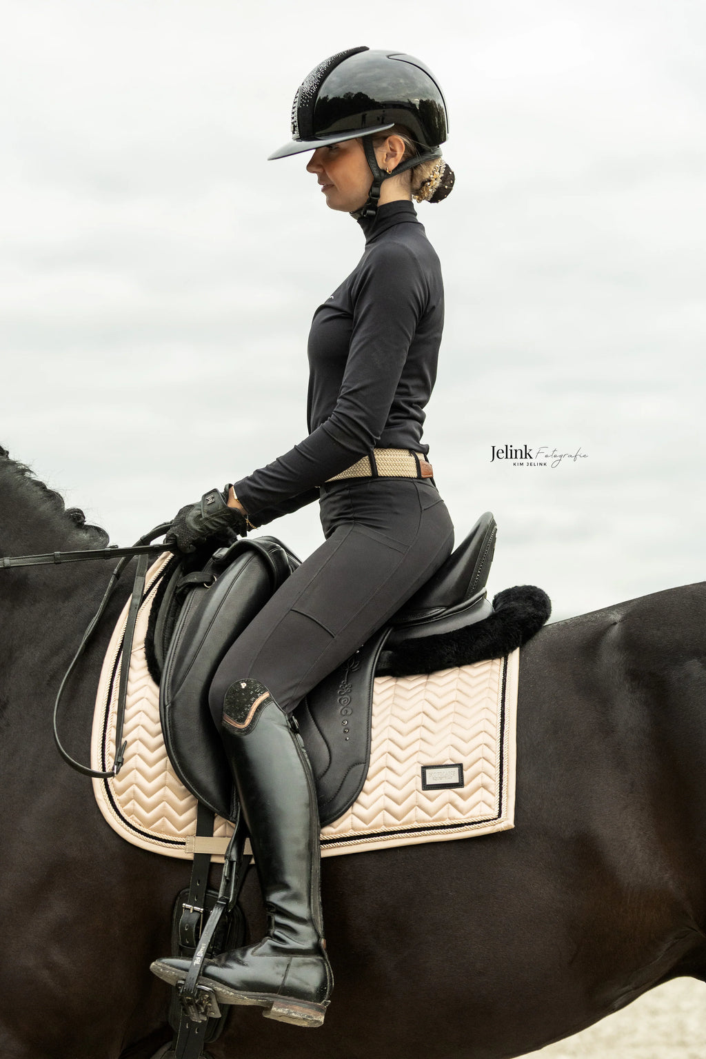 Hopmans Equestrian - Zadeldekje Champagne met zwarte glitterrand