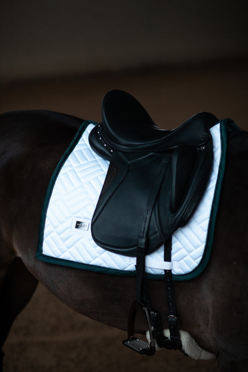 Equestrian Stockholm Dressuur Zadeldekje - White Dramatic Monday