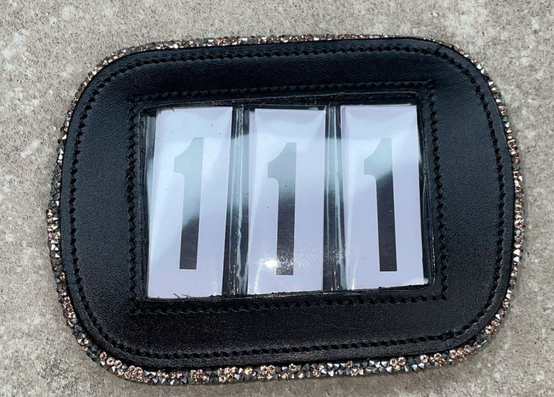 Hopmans Equestrian - Startnummer met schuifsysteem met Rocktrim